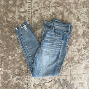 AMERICAN EAGLE HIGH RISE SKINNY JEAN - SIZE 6
